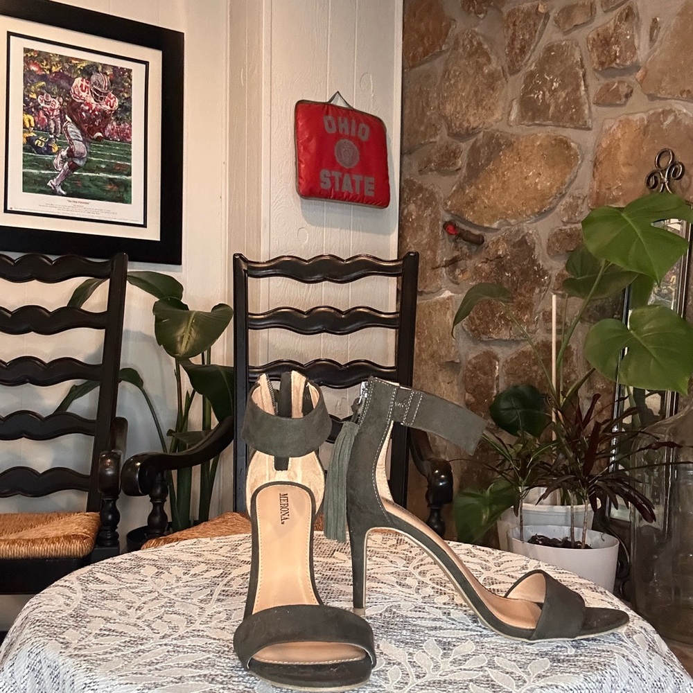 Elegant Olive Green Heels w/Tassels
